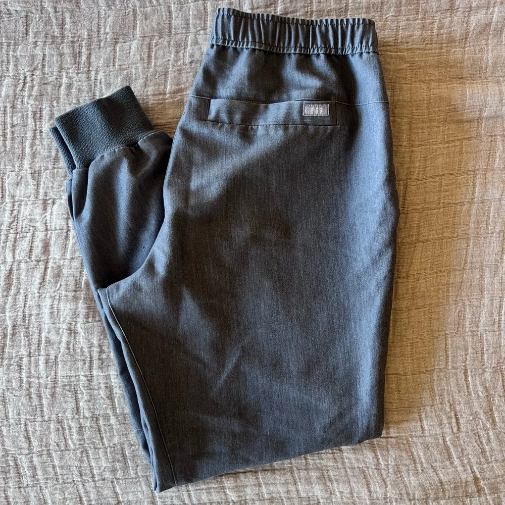 FIGS Graphite Jogger Scrub Pants | Men’s Size Small